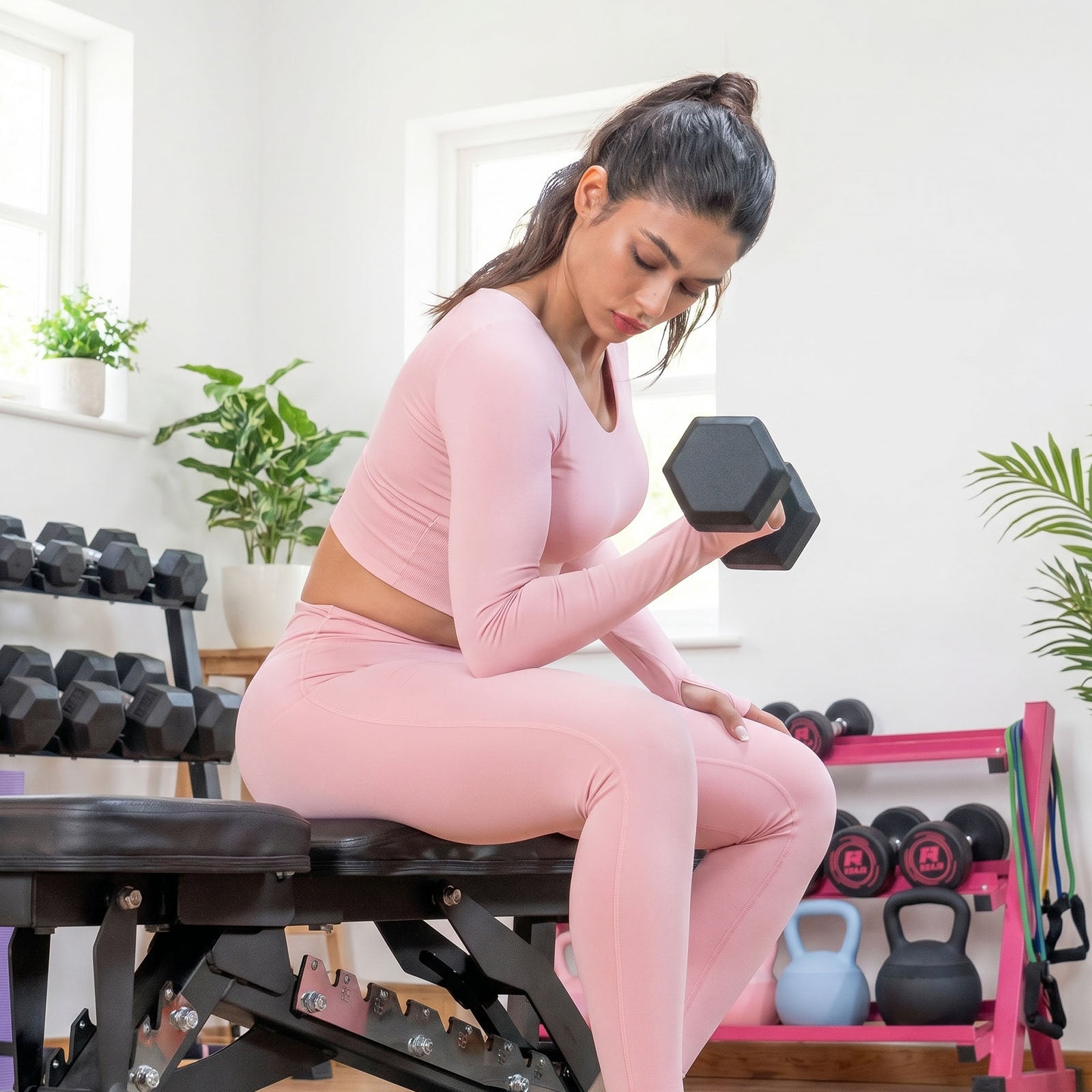 Sportlerin trainiert mit schwarzer RitFit PVC Hex-Hantel auf Hantelbank