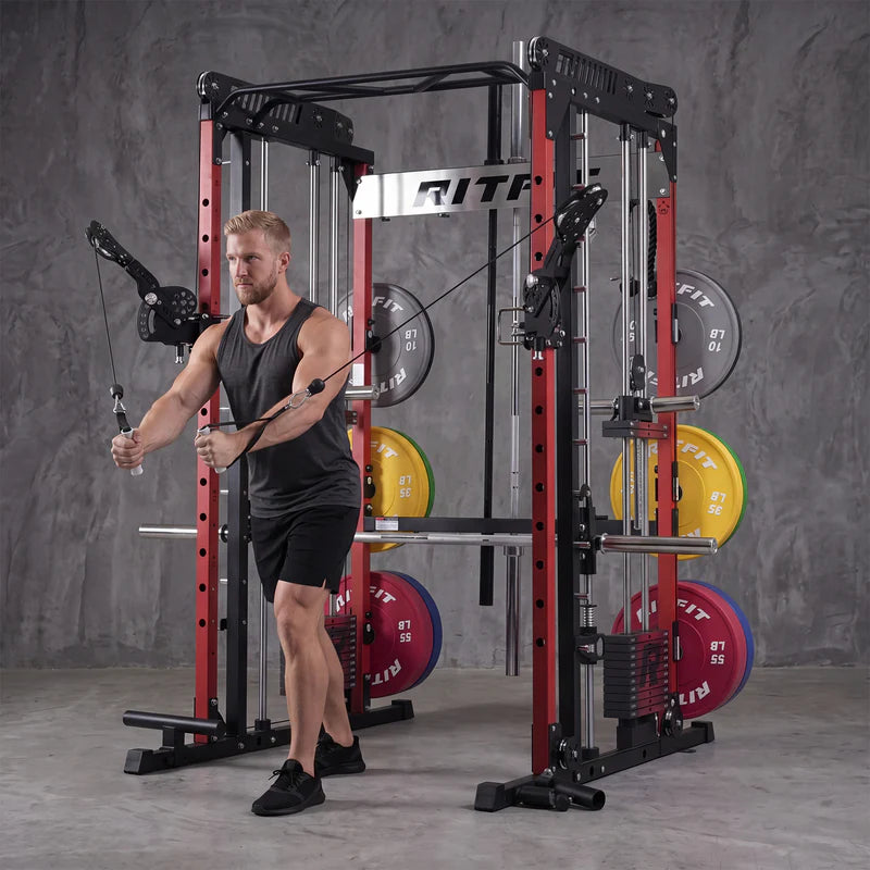 Mann trainiert mit schwarzem RitFit TAM1 Tornado Arm Aufsatz an roter Kraftstation