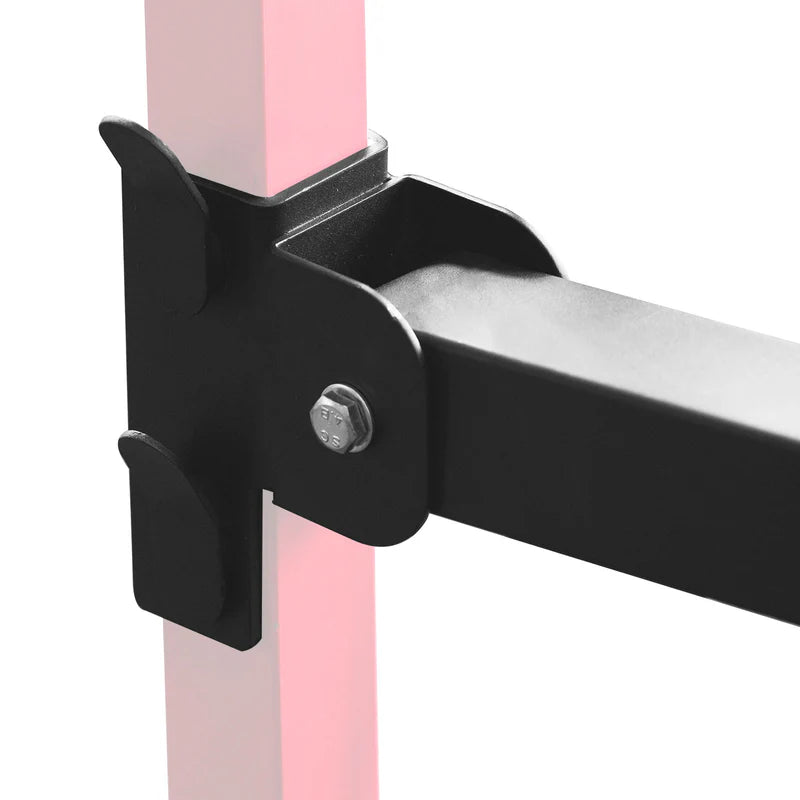 Schwarzer RitFit AT03 Gürtel-Kniebeugen-Gestellaufsatz an rosa Metallpfosten montiert