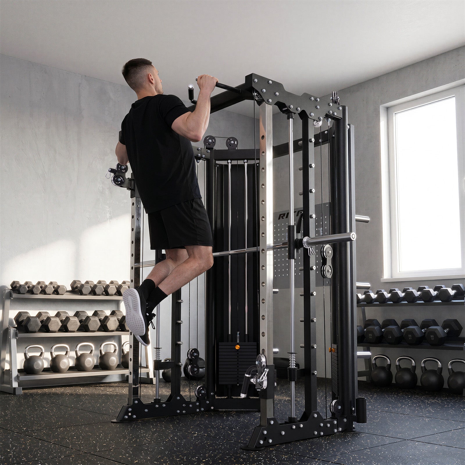 Mann macht Klimmzüge an derschwarzen RitFit BPC06 Smith Maschine im Fitnessraum