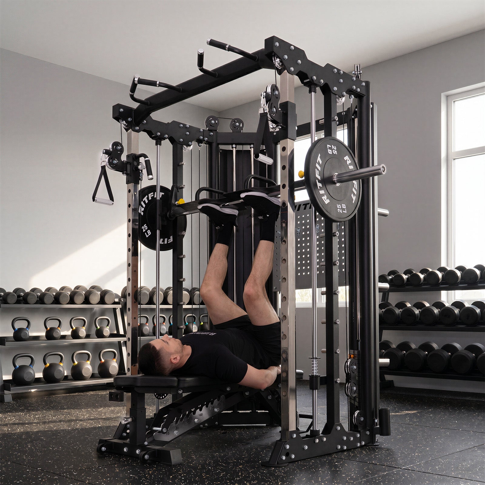 Mann trainiert an der schwarzen RitFit BPC06 Smith Maschine im Fitnessstudio