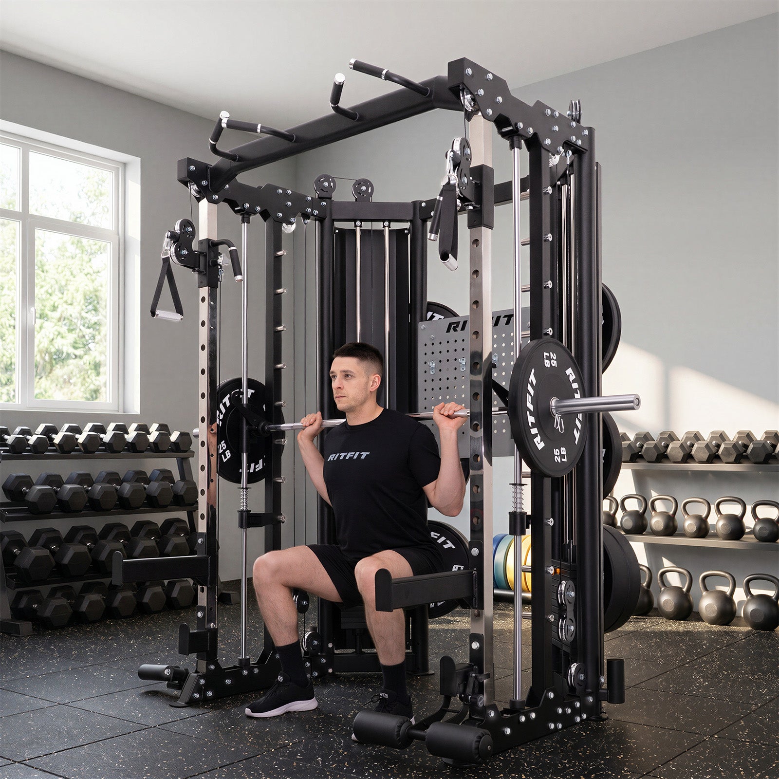 Mann trainiert auf schwarzer RitFit BPC06 Smith Maschine in einem Fitnessstudio