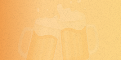 Zwei anstoßende Bierkrüge mit Schaum auf orangem Hintergrund