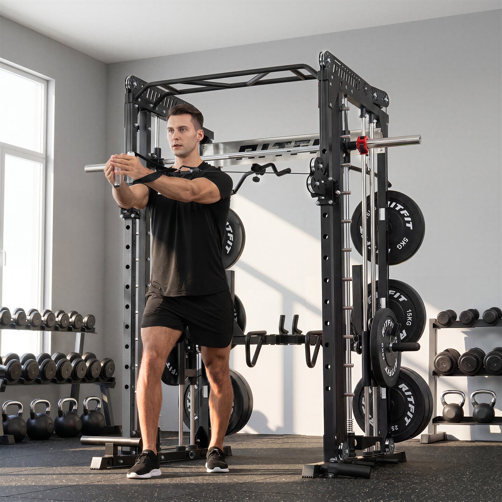 Mann trainiert an schwarzer RitFit M1 Pro Smith Maschine im Fitnessstudio