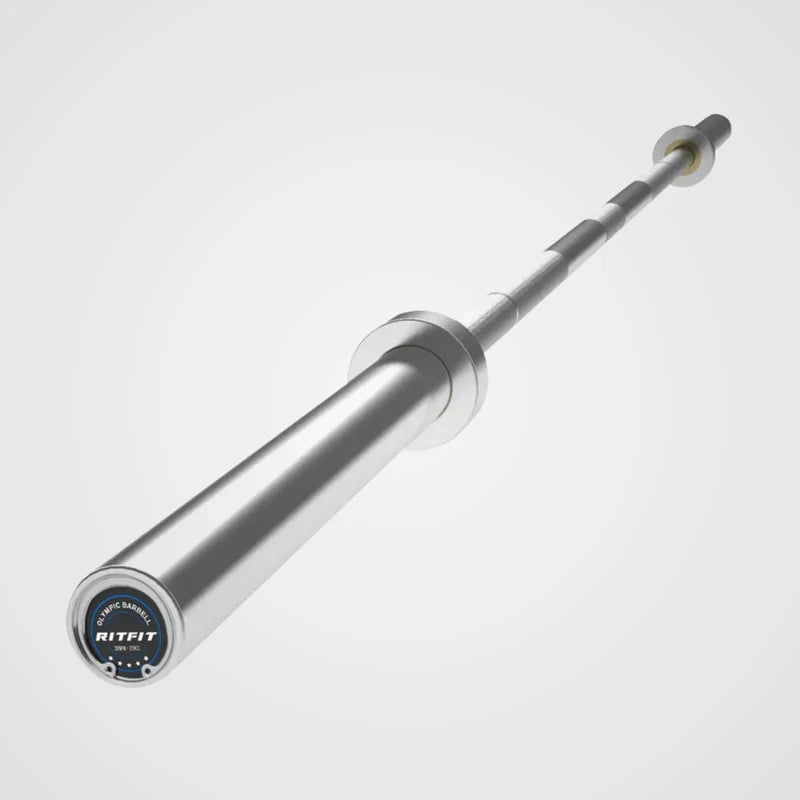 Silberne RitFit 7-Fuß-Olympia-Hantelstange mit 50-mm-Aufnahme diagonal freigestellt