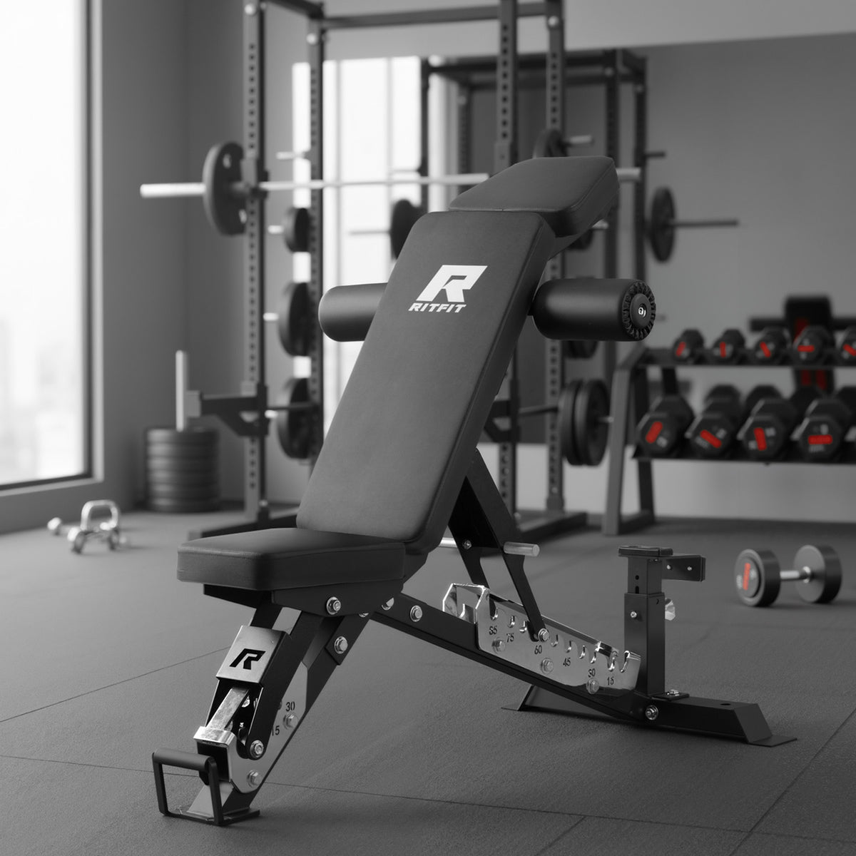 Schwarze verstellbare RitFit GATOR Hantelbank mit Polsterung und Metallgestell im Fitnessstudio