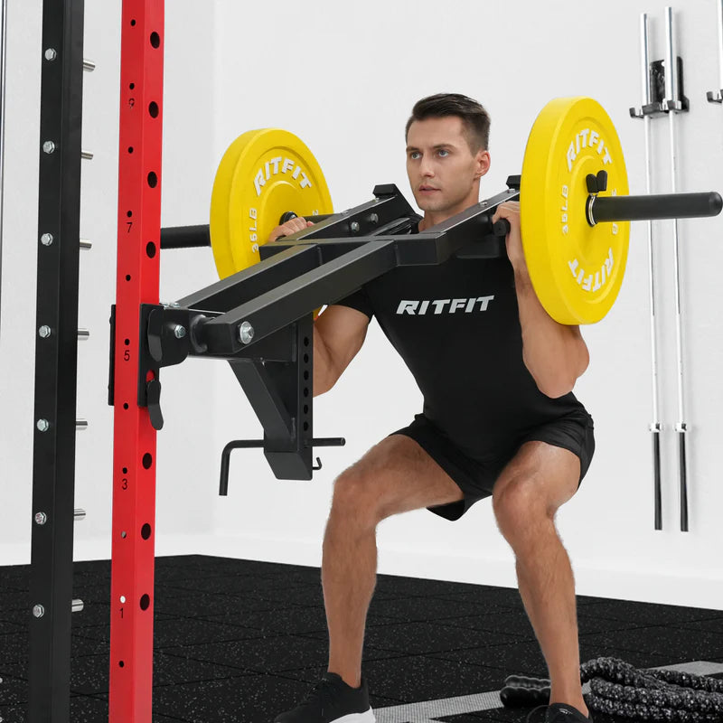 Mann nutzt schwarzen RitFit AT02A Aufsatz für Hack Squat am roten Trainingsgestell