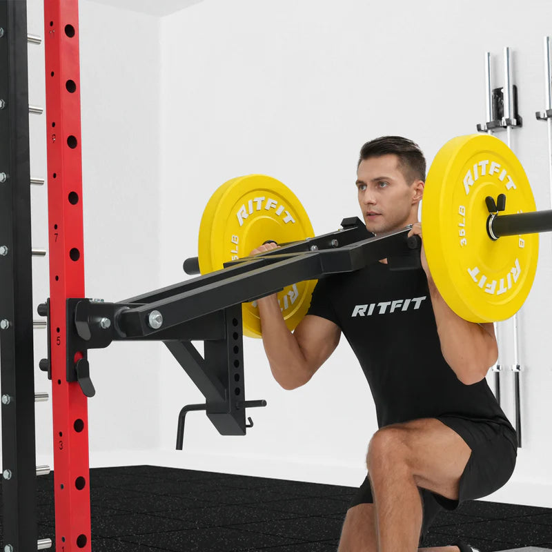 Mann nutzt RitFit AT02A Aufsatz für Hack Squat mit gelben Gewichten am roten Gestell