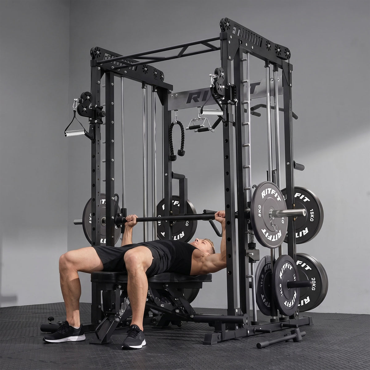 Mann beim Bankdrücken an der schwarzen RitFit M1 Pro Smith Maschine Home Gym Komplettset