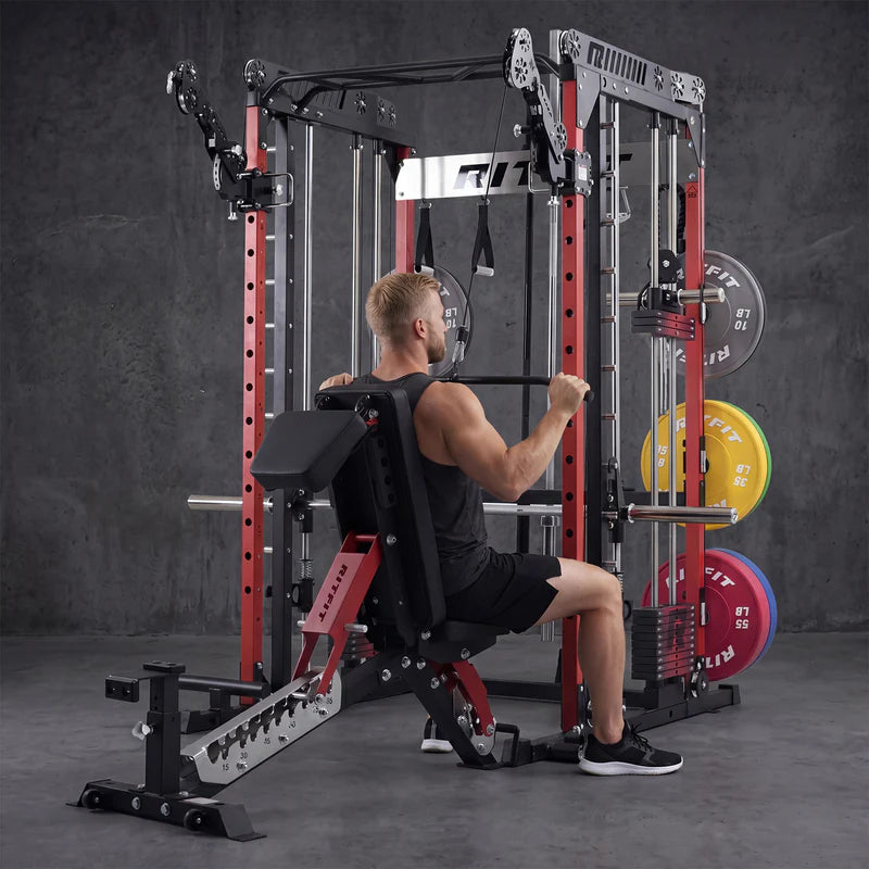 Mann trainiert sitzend mit RitFit TAM1 Tornado-Arm-Aufsatz an roter M1 PRO Kraftstation