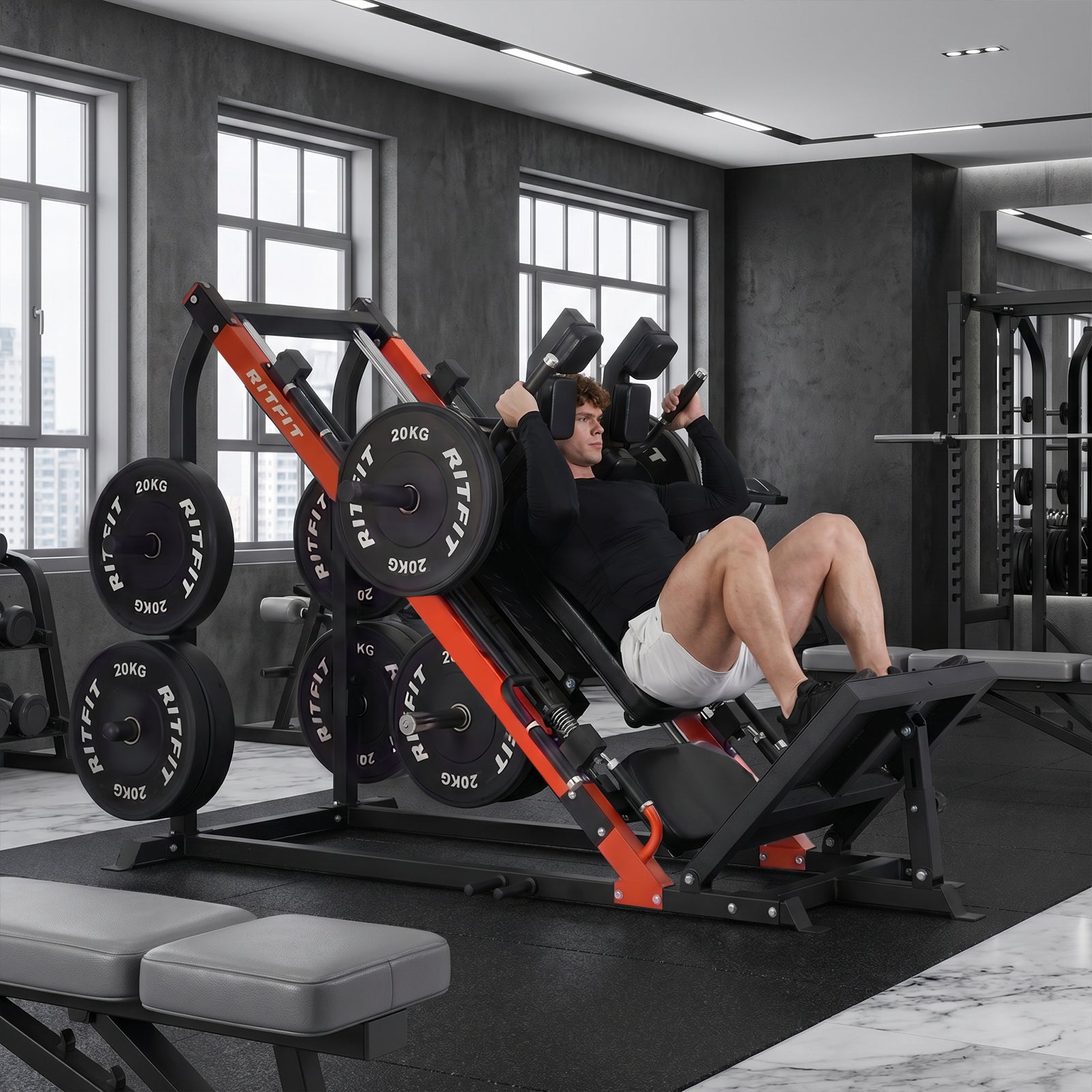 Mann nutzt orangefarbene RitFit Gazelle Beinpresse und Hackenschmidt Maschine im Gym