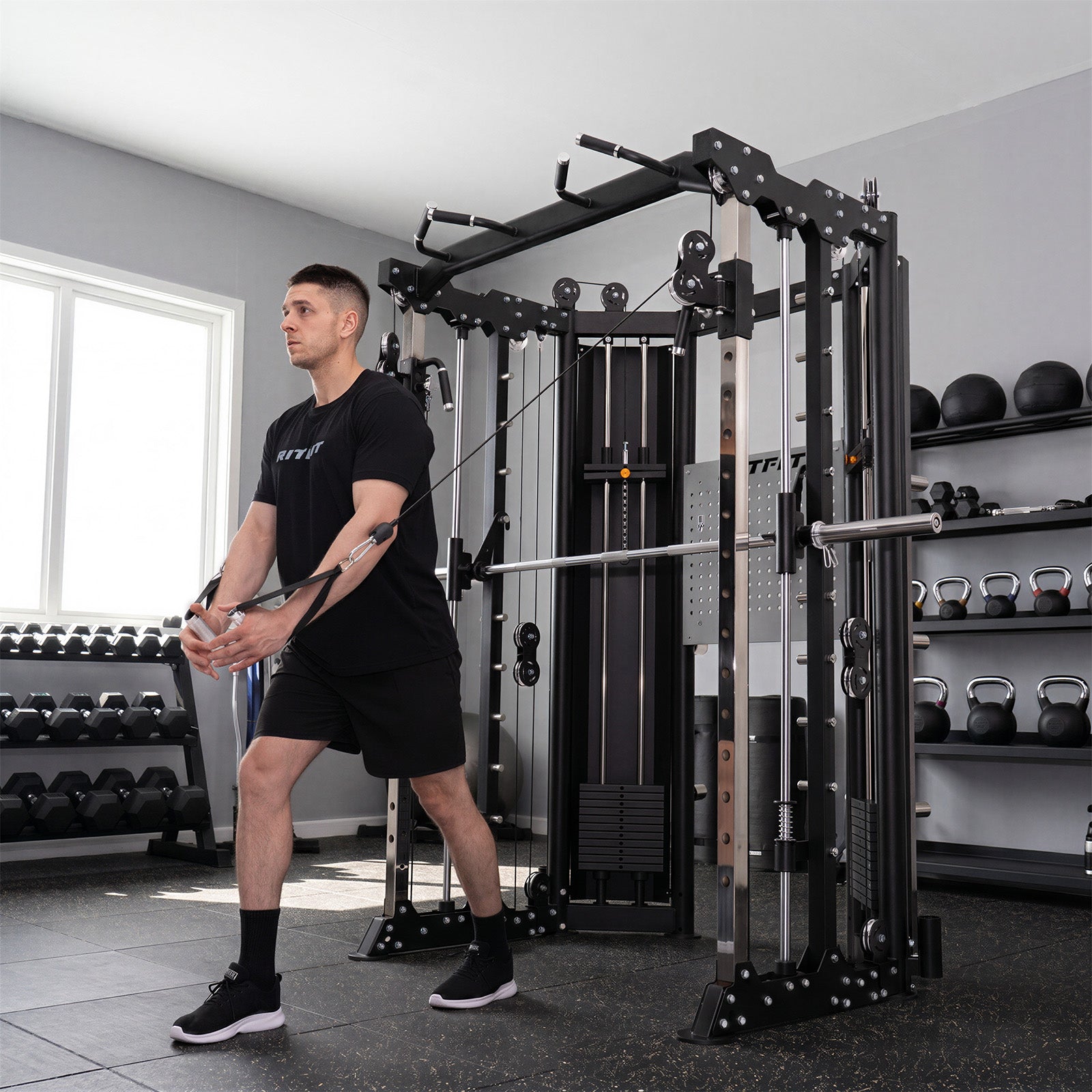 Mann trainiert an der schwarzen RitFit BPC06 Smith Maschine im Fitnessraum