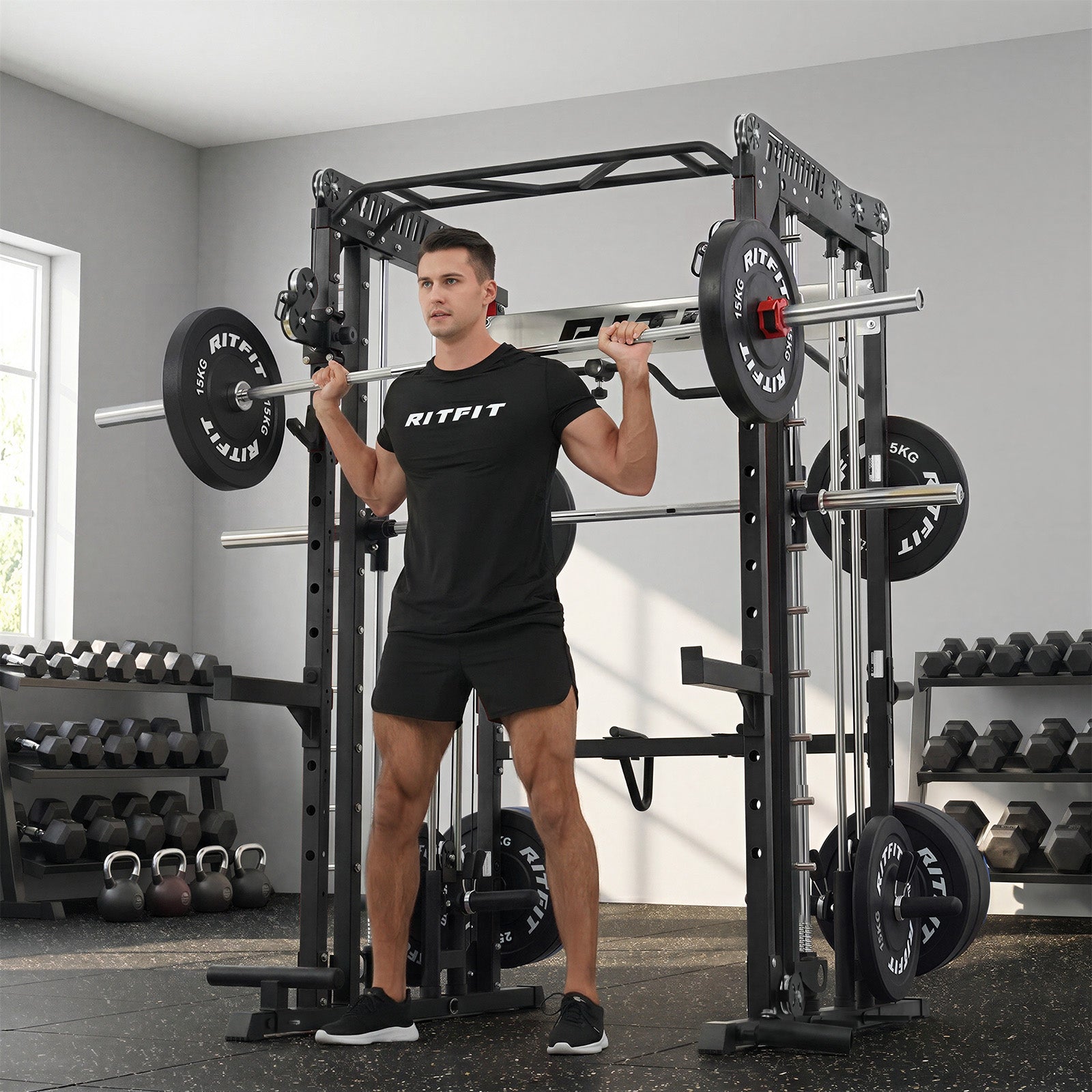 Mann trainiert an der schwarzen RitFit M1 Pro Smith Maschine im Home Gym