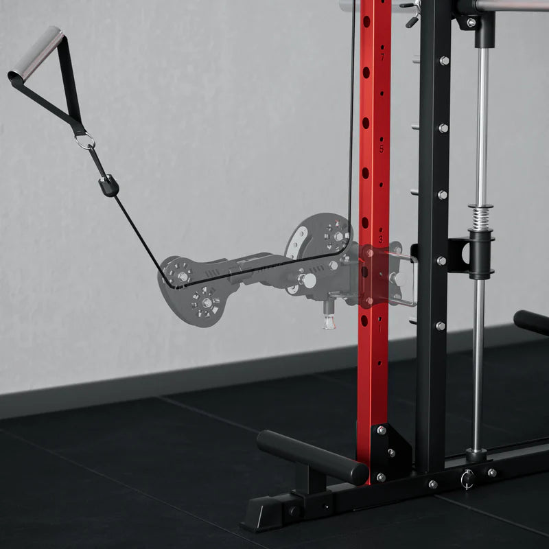 RitFitTAM1 Tornado-Arm-Aufsatz mit Seilzug und Griff an einem roten Rack